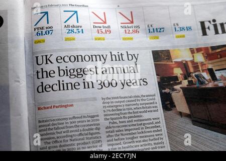 „die britische Wirtschaft wurde vom größten jährlichen Rückgang im Jahr 300 getroffen Artikel in der Finanzabteilung der Londoner Zeitung Guardian England Großbritannien 13. Februar 2021 Stockfoto