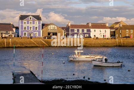 Blick auf einen sonnenbeschienenen Aberaeron Kai über den Fluss Aeron. Ceredigion. Wales. VEREINIGTES KÖNIGREICH. Stockfoto