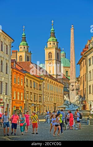 Robba-Brunnen auf dem Rathausplatz mit der St.-Nikolaus-Kathedrale im Hintergrund, Stadtzentrum von Ljubljana, Slowenien. Stockfoto