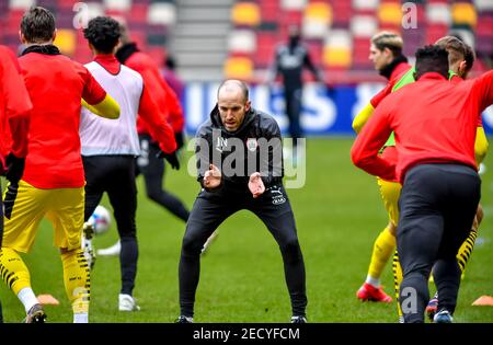 London, Großbritannien. Februar 2021, 14th. Barnsley wärmt sich vor dem EFL Sky Bet Championship-Spiel zwischen Brentford und Barnsley im Brentford Community Stadium, London, England am 14. Februar 2021 auf. Foto von Phil Hutchinson. Nur redaktionelle Verwendung, Lizenz für kommerzielle Nutzung erforderlich. Keine Verwendung bei Wetten, Spielen oder Veröffentlichungen einzelner Vereine/Vereine/Spieler. Kredit: UK Sports Pics Ltd/Alamy Live Nachrichten Stockfoto