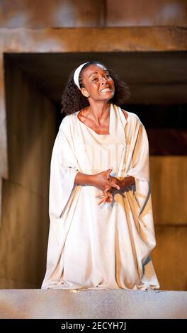 Adjoa Andoh (Portia) in JULIUS CAESAR von Shakespeare an der Royal Shakespeare Company (RSC), Royal Shakespeare Theatre, Stratford-upon-Avon, England 06/06/2012 Design: Michael Vale Beleuchtung: Vince Herbert Regie: Gregory Doran Stockfoto