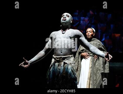 Theo Ogundipe (EIN Wahrsager), Adjoa Andoh (Portia) in JULIUS CAESAR von Shakespeare an der Royal Shakespeare Company (RSC), Royal Shakespeare Theatre, Stratford-upon-Avon, England 06/06/2012 Gestaltung: Michael Vale Beleuchtung: Vince Herbert Regie: Gregory Doran Stockfoto