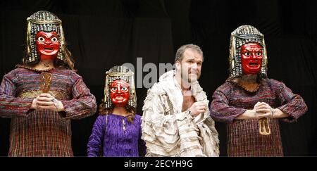 l-r: Richard Riddell (Chiron), Geraldine Alexander (Tamora), Douglas Hodge (Titus Andronicus), Sam Alexander (Demetrius) in TITUS ANDRONICUS von Shakespeare at Shakespeare's Globe, London SE1 30/05/2006 Gestaltung: William Dudley Regie / 'Master of Play': Lucy Bailey Stockfoto