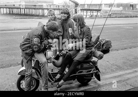 Mods auf Motorroller vor der Spielhalle Stockfoto