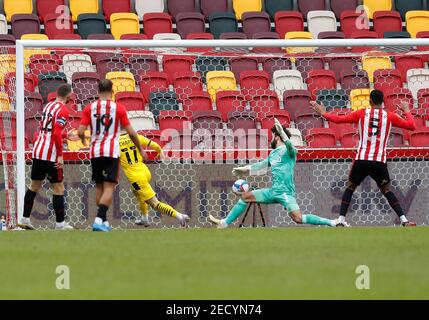 Brentford Community Stadium, London, Großbritannien. Februar 2021, 14th. English Football League Championship Football, Brentford FC gegen Barnsley; Conor Chaplin von Barnsley schießt und erzielt seine Seiten 1st Tor in der 13th Minute, um es 0-1 Credit: Action Plus Sports/Alamy Live News Stockfoto