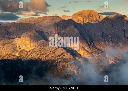 Bei Sonnenaufgang auf die Berggruppe Catinaccio Alpenglow, in den Dolomiten. Fassa. Trentino. Italienische Alpen. Europa. Stockfoto