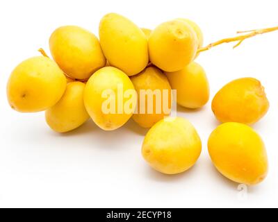goldene Datteln auf weißem Hintergrund Stockfoto