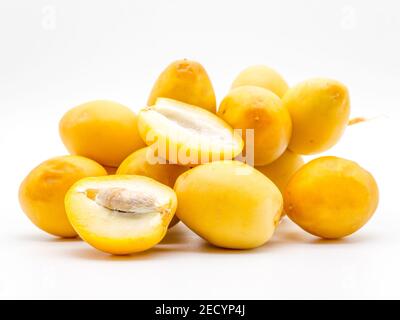 goldene Datteln auf weißem Hintergrund Stockfoto