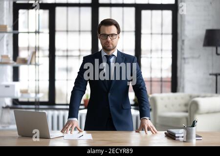 Porträt des erfolgreichen jungen kaukasischen Geschäftsmann im Büro Stockfoto