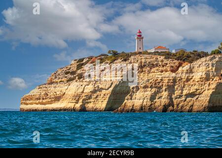 Leuchtturm Farol de Alfanzina/Alfanzina auf dem Clifftop bei Carvoeiro portugese algarve portugal Sommer Stockfoto