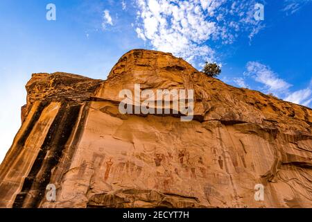 Überlebensgroße Piktogramme im Barrier Canyon Stil im Sego Canyon in Utah, USA Stockfoto