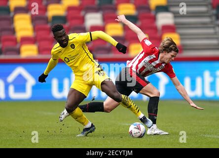 Barnsleys Daryl Dyke (links) und Brentfords Mads Bech Sorensen kämpfen während des Sky Bet Championship-Spiels im Brentford Community Stadium, Brentford, um den Ball. Bilddatum: Sonntag, 14. Februar 2021. Stockfoto