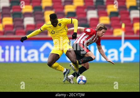 Barnsleys Daryl Dyke (links) und Brentfords Mads Bech Sorensen kämpfen während des Sky Bet Championship-Spiels im Brentford Community Stadium, Brentford, um den Ball. Bilddatum: Sonntag, 14. Februar 2021. Stockfoto