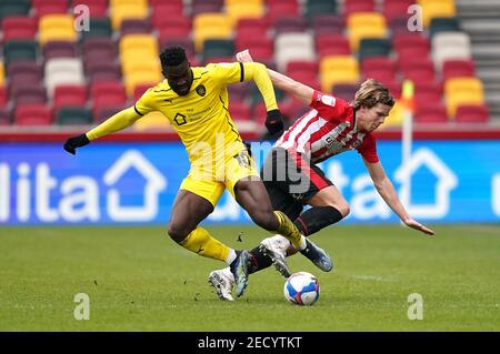 Barnsleys Daryl Dyke (links) und Brentfords Mads Bech Sorensen kämpfen während des Sky Bet Championship-Spiels im Brentford Community Stadium, Brentford, um den Ball. Bilddatum: Sonntag, 14. Februar 2021. Stockfoto