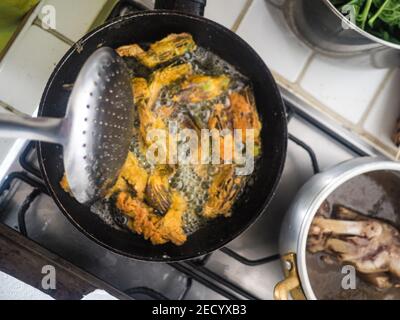 Frische Artischocken zu Hause braten Stockfoto