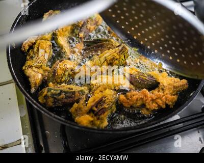 Frische Artischocken zu Hause braten Stockfoto