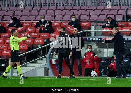 Ronald Koeman vom FC Barcelona beim Ligaspiel zwischen FC Barcelona und Deportivo Alaves im Camp Nou in Barcelona, Spanien. Stockfoto