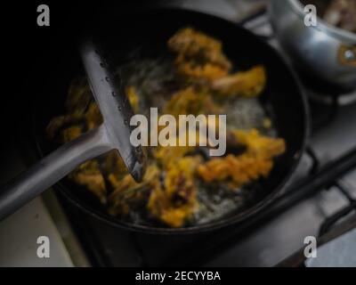 Frische Artischocken zu Hause braten Stockfoto