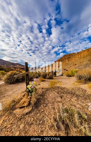 Wüstengrab mit dramatischen Wolken über dem Friedhof der Kohlemütstadt Sego, Utah, USA Stockfoto