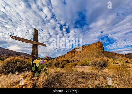 Wüstengrab mit dramatischen Wolken über dem Friedhof der Kohlemütstadt Sego, Utah, USA Stockfoto