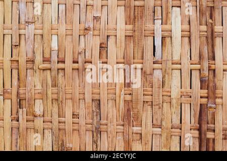 Rustikale gewebte Oberfläche Foto. Hintergrund aus Korbholz. Rattan gewebt Ansicht von oben. Rustikale Textur aus natürlichem Material. Ökologisches Handwerk. Korbwand. Traditionell Stockfoto