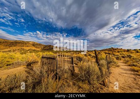 Wüstengrab mit dramatischen Wolken über dem Friedhof der Kohlemütstadt Sego, Utah, USA Stockfoto