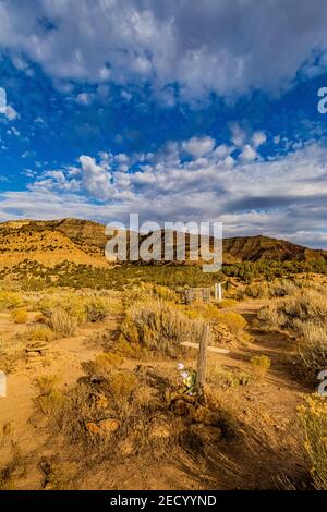 Wüstengrab mit dramatischen Wolken über dem Friedhof der Kohlemütstadt Sego, Utah, USA Stockfoto