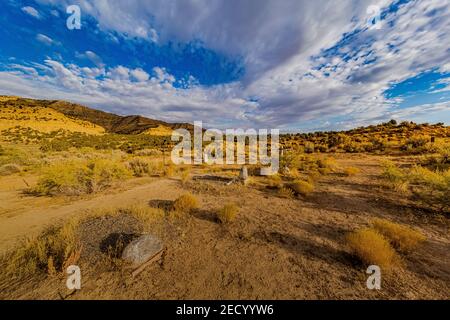 Wüstengrab mit dramatischen Wolken über dem Friedhof der Kohlemütstadt Sego, Utah, USA Stockfoto