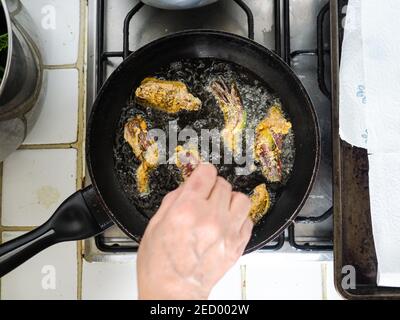 Frische Artischocken zu Hause braten Stockfoto