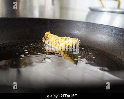 Frische Artischocken zu Hause braten Stockfoto