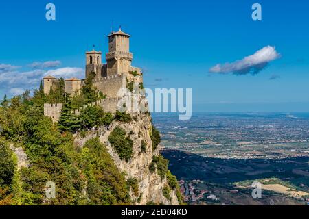 La Rocca, auch bekannt als Guaita oder Prima Torre, ist die größte und älteste der drei Festungen, die die Stadt San Marino dominieren Stockfoto