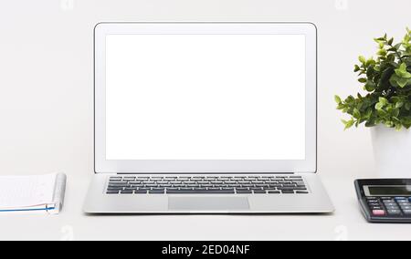 Laptop mit leerem Bildschirm. Modernes Computermockup Stockfoto