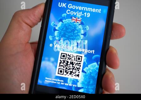 Konzeption eines möglichen elektronischen Covid-19 Impfpasses für Großbritannien mit QR-Code auf einem Smartphone. Stockfoto