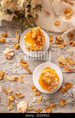Flacher Lay von köstlichen Karamell Mini runden Käsekuchen mit gesalzen Karamellsauce Stockfoto