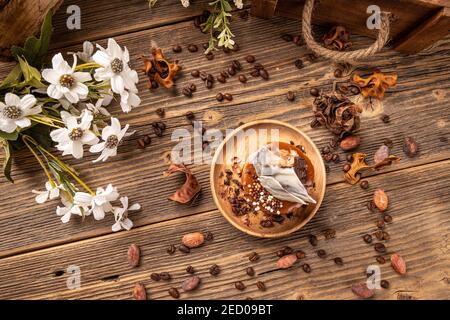 Flacher Lay von leckeren Mini Runde Brownies Kuchen in Holz Platte Stockfoto