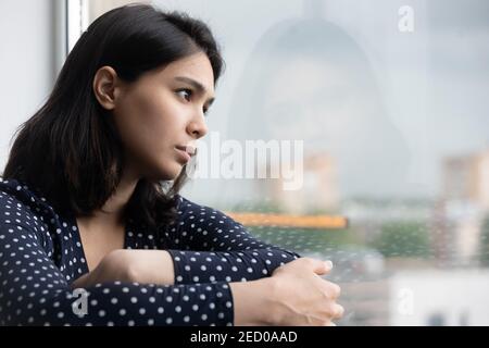 Gestresste junge asiatische Dame denken auf Wahl in harter Situation Stockfoto