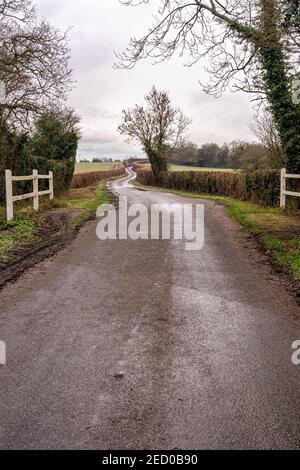 Ländliche Gasse schlängelt sich durch Ackerland Stockfoto