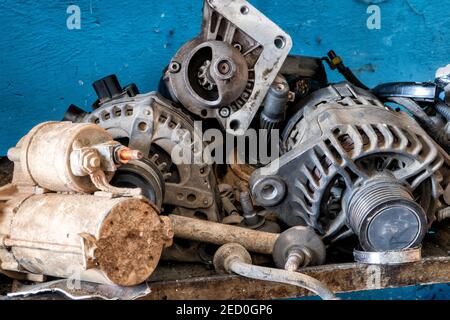 Eine Reihe von alten Automobilteilen einschließlich Generatoren, Starter und Motoren. Perfekte Aufnahme für Arbeit, Kunst und Handwerk. Stockfoto