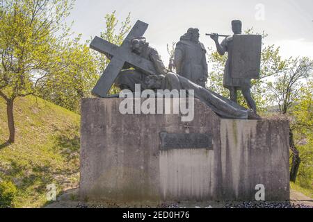 Das Heiligtum von Marija Bistrica, Kroatien, Europa. Marija Bistrica ist die größte Wallfahrtskirche Marian von Kroatien, befindet sich im südöstlichen Teil des kroatischen Zagorje an den nördlichen Hängen des Berges über Zagreb ist etwa vierzig Kilometer von der Hauptstadt entfernt. Der Hügel des Kreuzweges mit Denkmälern an jeder Etappe. Station 9 - Jesus fällt zum dritten Mal. Stockfoto