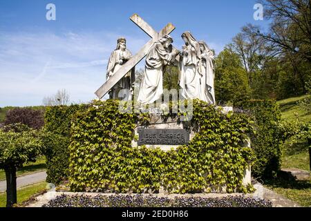 Das Heiligtum von Marija Bistrica, Kroatien, Europa. Marija Bistrica ist die größte Wallfahrtskirche Marian von Kroatien, befindet sich im südöstlichen Teil des kroatischen Zagorje an den nördlichen Hängen des Berges über Zagreb ist etwa vierzig Kilometer von der Hauptstadt entfernt. Der Hügel des Kreuzweges mit Denkmälern an jeder Etappe. Station 4 - Jesus begegnet seiner Mutter Maria. Stockfoto