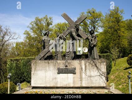 Das Heiligtum von Marija Bistrica, Kroatien, Europa. Marija Bistrica ist die größte Wallfahrtskirche Marian von Kroatien, befindet sich im südöstlichen Teil des kroatischen Zagorje an den nördlichen Hängen des Berges über Zagreb ist etwa vierzig Kilometer von der Hauptstadt entfernt. Der Hügel des Kreuzweges mit Denkmälern an jeder Etappe. Station 8 - Jesus tröstet die Frauen Jerusalems. Stockfoto