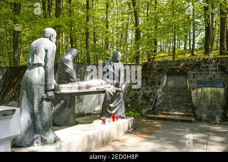 Das Heiligtum von Marija Bistrica, Kroatien, Europa. Marija Bistrica ist die größte Wallfahrtskirche Marian von Kroatien, befindet sich im südöstlichen Teil des kroatischen Zagorje an den nördlichen Hängen des Berges über Zagreb ist etwa vierzig Kilometer von der Hauptstadt entfernt. Der Hügel des Kreuzweges mit Denkmälern an jeder Etappe.Station Station 14 - der Leib Jesu ist in das Grab gelegt. Stockfoto