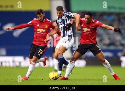 Manchester United's Bruno Fernandes West Bromwich Albion's Lee Peltier und Manchester United's Anthony Martial Kampf um den Ball während der Premier League Spiel in den Hawthorns, West Bromwich. Bilddatum: Sonntag, 14. Februar 2021. Stockfoto