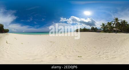 Schöner tropischer Strand mit weißem Sand, Palmen, türkisfarbenem Meer. Panglao Island, Bohol, Philippinen. 360 Panorama VR. Stockfoto