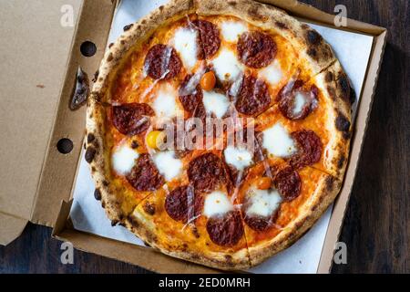 Pepperoni Pizza zum Mitnehmen mit Mozzarella in Take Out Box. Bereit zu essen und zu servieren. Stockfoto