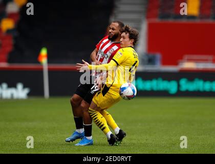 Brentford Community Stadium, London, Großbritannien. Februar 2021, 14th. English Football League Championship Football, Brentford FC gegen Barnsley; Callum Styles of Barnsley Challenges Bryan Mbeumo of Brentford ausschließlich für redaktionelle Zwecke. Keine Verwendung mit nicht autorisierten Audio-, Video-, Daten-, Fixture-Listen, Club / Liga-Logos oder Credit: Action Plus Sports / Alamy Live News Stockfoto