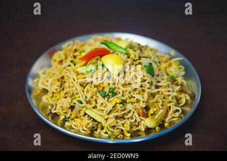 Nepali WaiWai Chowchow Nudeln mit Eiern und Gemüse gekocht serviert auf einem Teller auf dem Tisch. Chau Chau Fry Nepali Indischer Stil Stockfoto