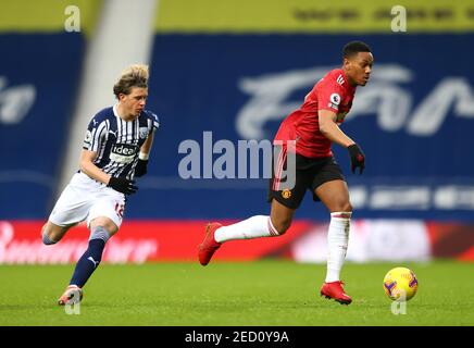 West Bromwich Albion's Conor Gallagher und Manchester United's Fred während des Premier League Spiels in den Hawthorns, West Bromwich. Bilddatum: Sonntag, 14. Februar 2021. Stockfoto