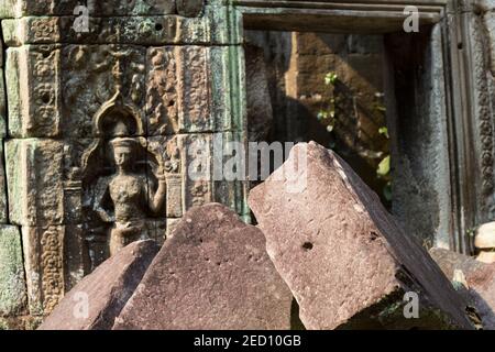 Alte Ruinen des Preah Khan Tempels mit Steinschnitzerei, Siem Reap, Kambodscha. Devata Figur Steinschnitzerei. Ruinierter hindu-Tempel. Ruinen von Angkor Wat. Stein Stockfoto