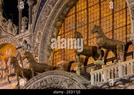 Vier Bronzepferde, Markusdom, auf dem Westportal der Markusbasilika, Venedig, Venetien, Italien Stockfoto